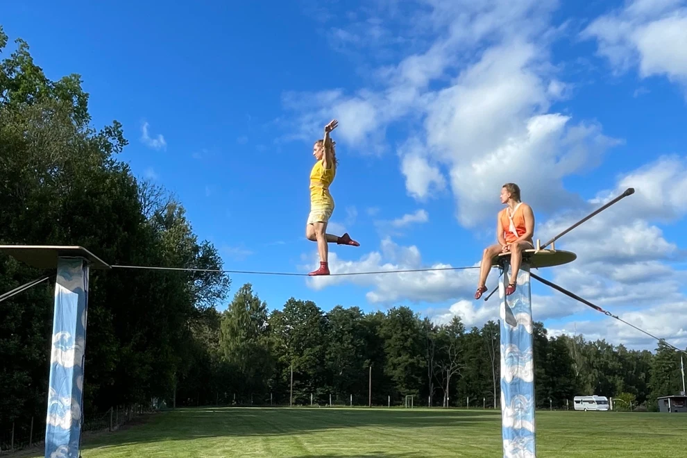 Några personer som står på ett rep.